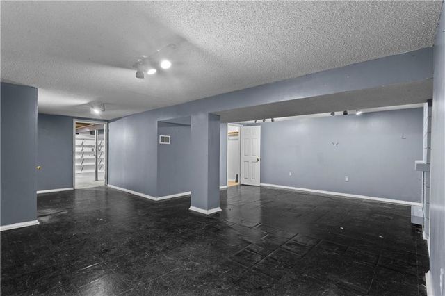 18200 Hanthorne Drive, Independence, MO 64057