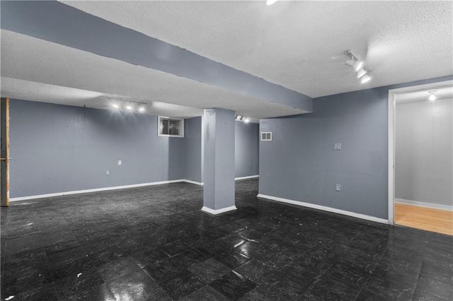 18200 Hanthorne Drive, Independence, MO 64057