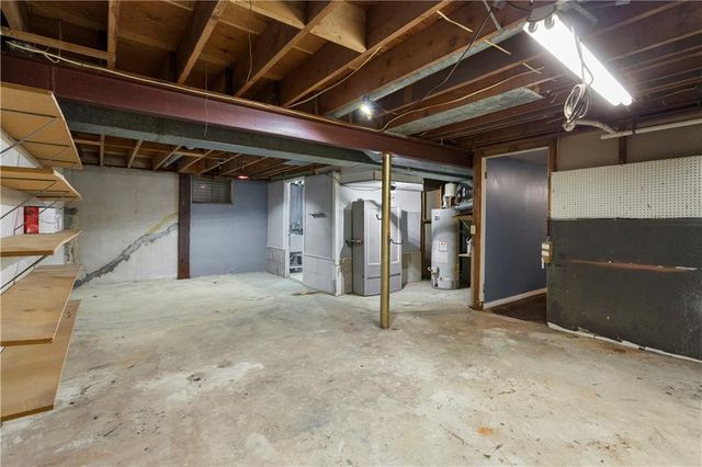 18200 Hanthorne Drive, Independence, MO 64057
