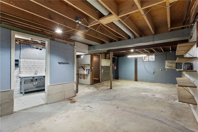 18200 Hanthorne Drive, Independence, MO 64057