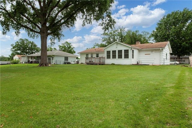 18200 Hanthorne Drive, Independence, MO 64057