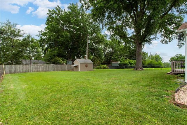 18200 Hanthorne Drive, Independence, MO 64057