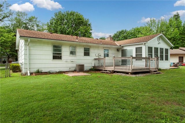 18200 Hanthorne Drive, Independence, MO 64057