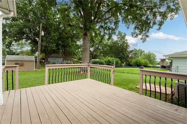 18200 Hanthorne Drive, Independence, MO 64057