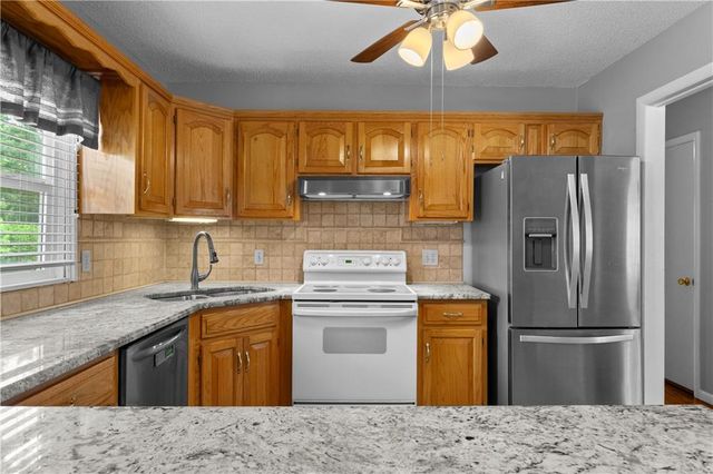 18200 Hanthorne Drive, Independence, MO 64057