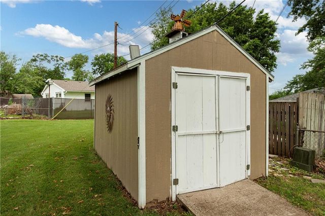 18200 Hanthorne Drive, Independence, MO 64057