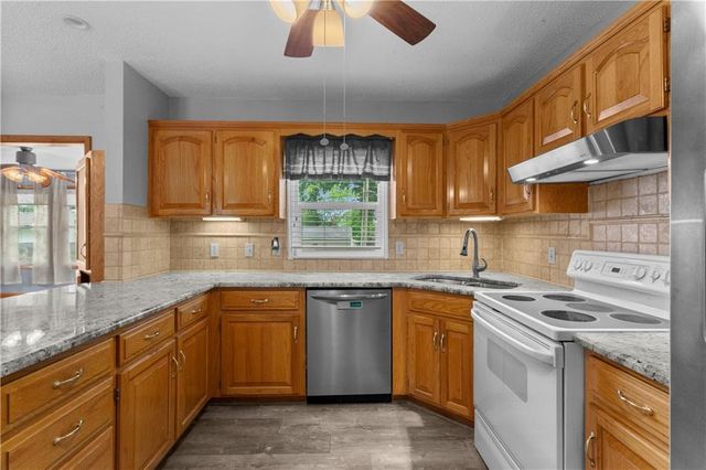 18200 Hanthorne Drive, Independence, MO 64057