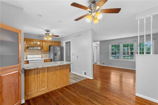 18200 Hanthorne Drive, Independence, MO 64057