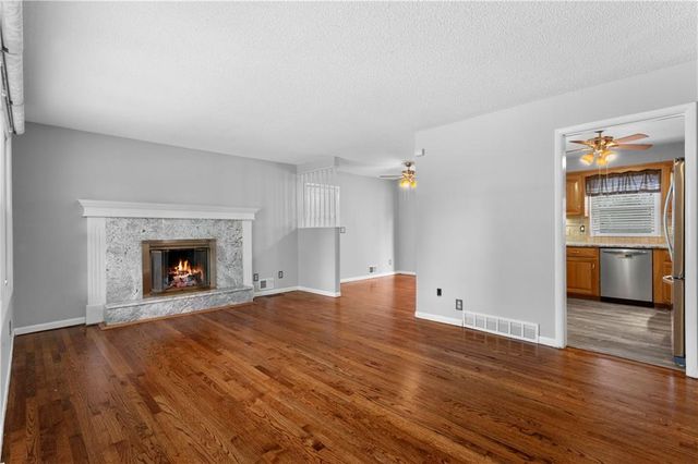 18200 Hanthorne Drive, Independence, MO 64057