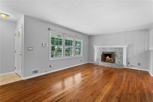 18200 Hanthorne Drive, Independence, MO 64057