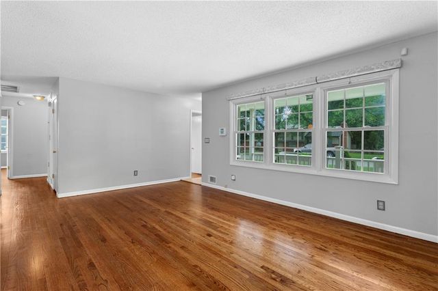 18200 Hanthorne Drive, Independence, MO 64057