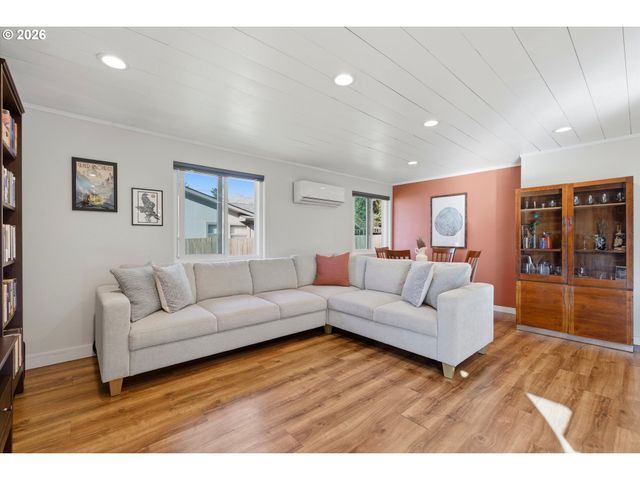 704 E PINEHURST Dr, Newberg, OR 97132