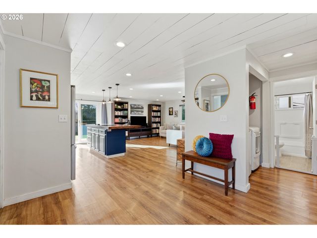 704 E PINEHURST Dr, Newberg, OR 97132