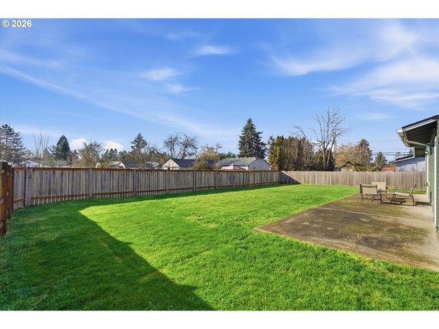 704 E PINEHURST Dr, Newberg, OR 97132