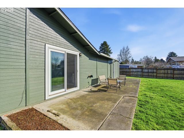 704 E PINEHURST Dr, Newberg, OR 97132