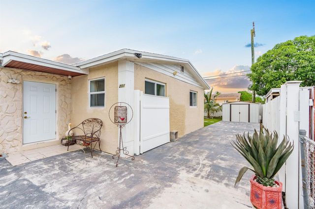 201 NE 28th Court, Boynton Beach, FL 33435