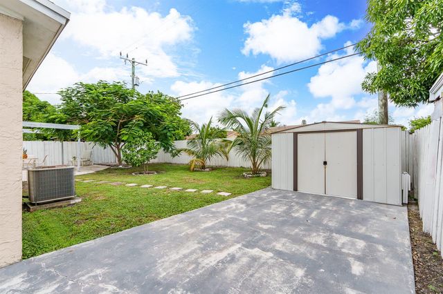 201 NE 28th Court, Boynton Beach, FL 33435