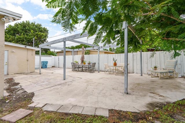 201 NE 28th Court, Boynton Beach, FL 33435