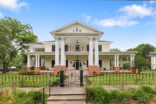 401 N Walnut Avenue, Eagle Lake, TX 77434