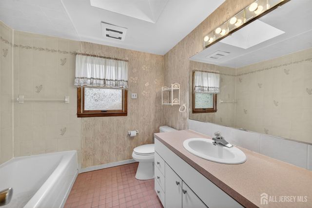 95 Pine Street, Iselin, NJ 08830