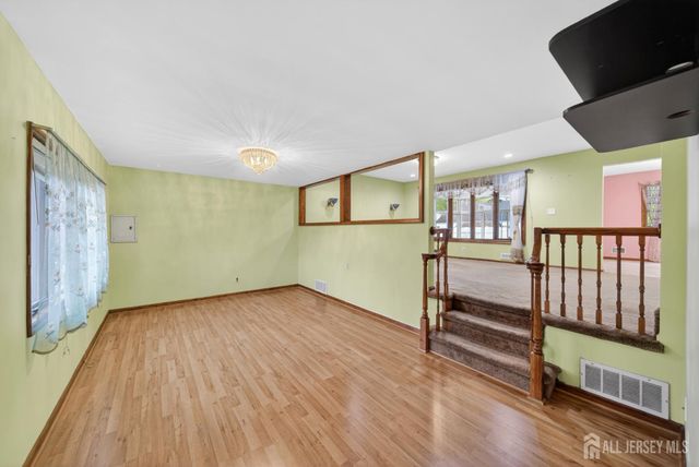95 Pine Street, Iselin, NJ 08830