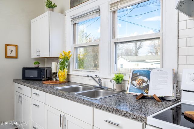 2217 McCroskey Ave, Knoxville, TN 37917