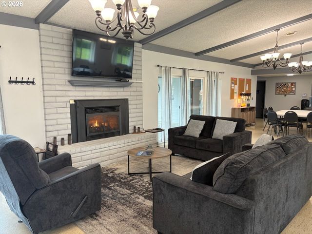 13640 Se HIGHWAY 212 123, Clackamas, OR 97015