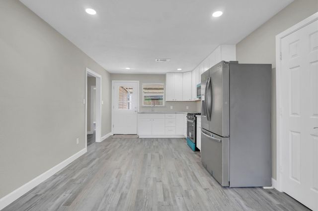 713 Scarborough Lane, Pasadena, TX 77506