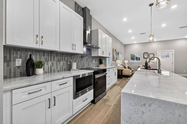 2540 34TH AVENUE N, St Petersburg, FL 33713