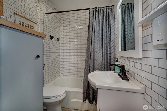 1112 N Cambrian Avenue, Bremerton, WA 98312