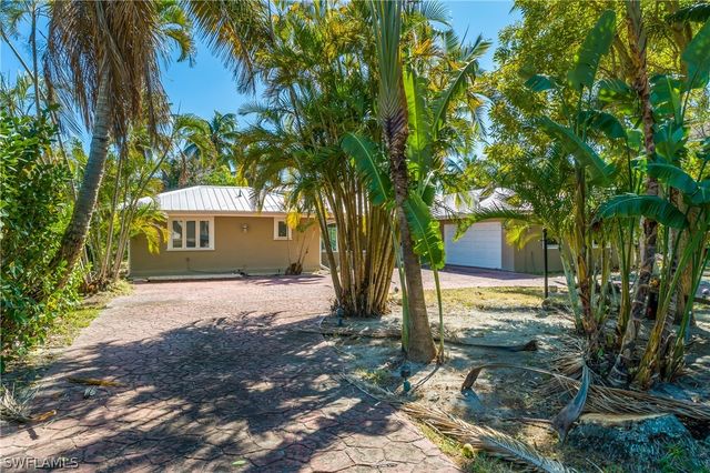 2195 Sheepshead DR, Naples, FL 34102