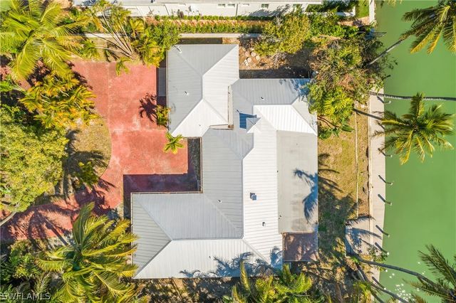 2195 Sheepshead DR, Naples, FL 34102