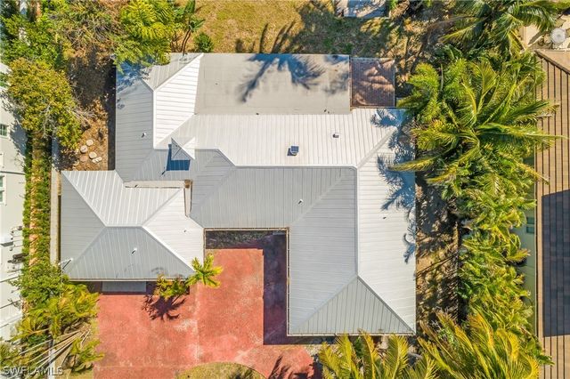 2195 Sheepshead DR, Naples, FL 34102