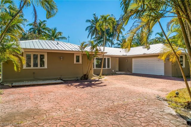 2195 Sheepshead DR, Naples, FL 34102