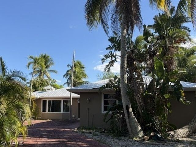 2195 Sheepshead DR, Naples, FL 34102