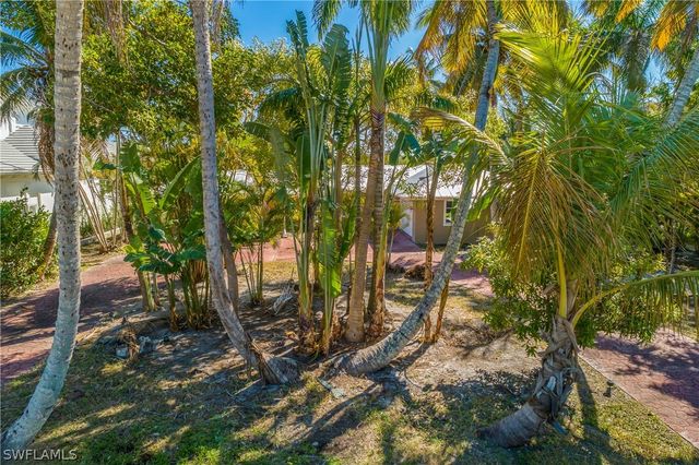 2195 Sheepshead DR, Naples, FL 34102