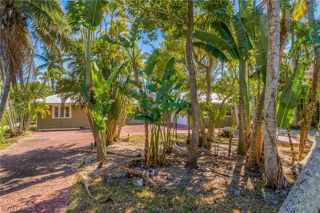 2195 Sheepshead DR, Naples, FL 34102