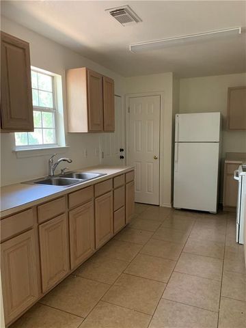 301 Taylor ST, Smithville, TX 78957