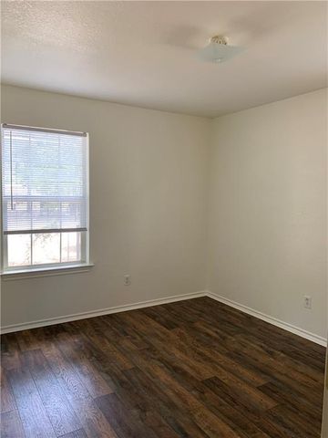 301 Taylor ST, Smithville, TX 78957