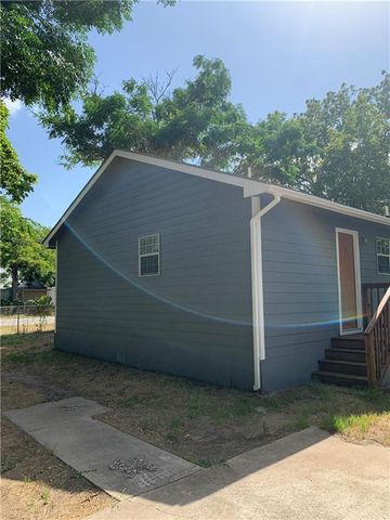 301 Taylor ST, Smithville, TX 78957