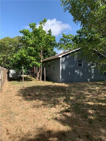 301 Taylor ST, Smithville, TX 78957
