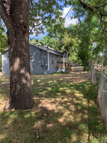 301 Taylor ST, Smithville, TX 78957