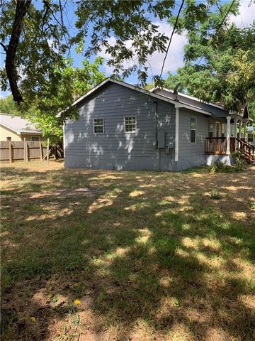 301 Taylor ST, Smithville, TX 78957