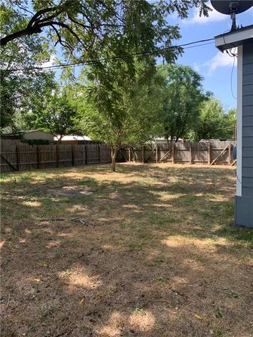 301 Taylor ST, Smithville, TX 78957