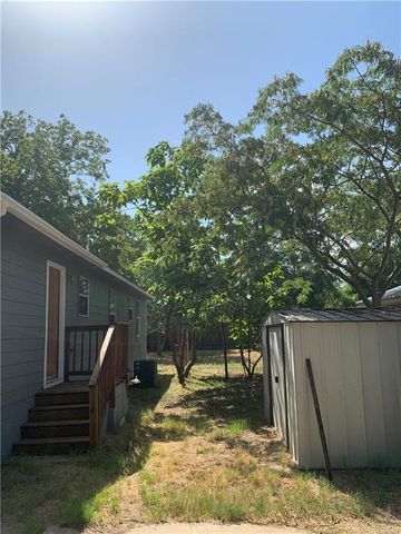 301 Taylor ST, Smithville, TX 78957