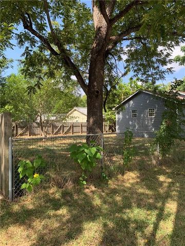 301 Taylor ST, Smithville, TX 78957