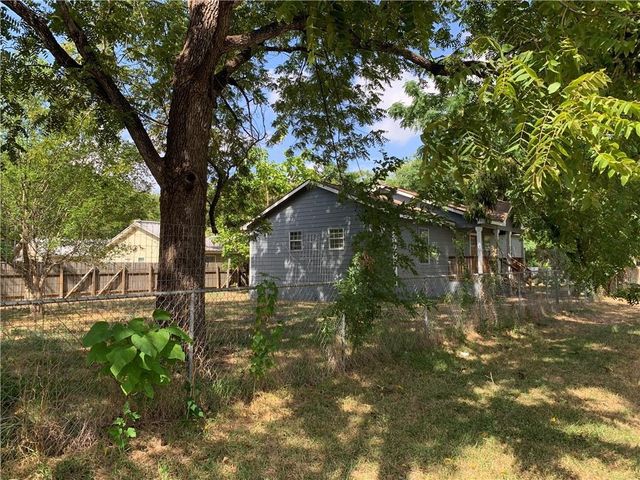 301 Taylor ST, Smithville, TX 78957