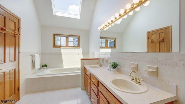 7 Drake Close, Hillsborough Twp., NJ 08844