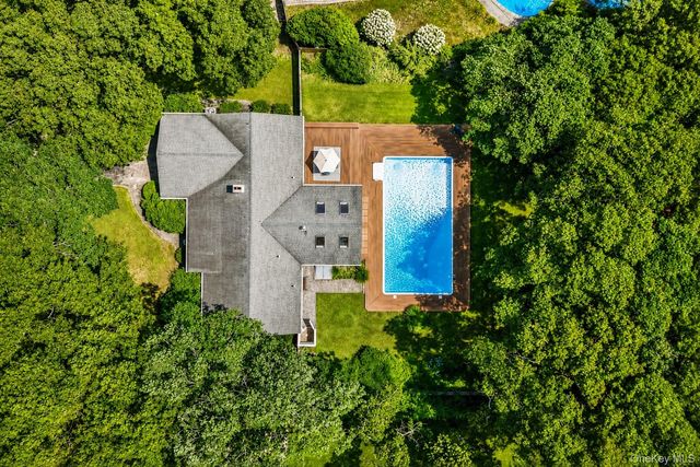 11 White Birch Trail, East Quogue, NY 11942