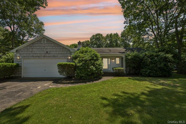11 White Birch Trail, East Quogue, NY 11942